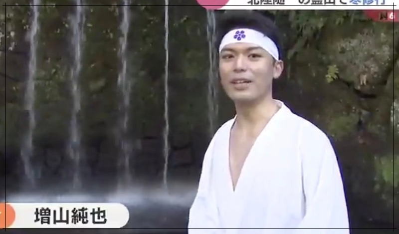増山純也アナがチューリップテレビの報道記者時代に挑んだ滝行の様子