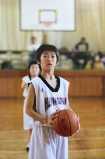 小学校時代の小宅世人アナのバスケットボールのユニフォーム姿