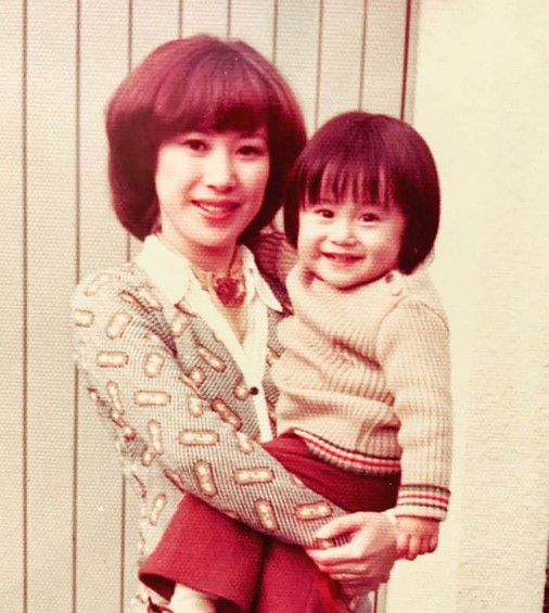 幼少期の河田直也アナと母親の写真