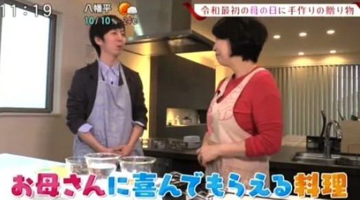 母の日にケーキを作るSBSテレビ（静岡放送）のアナウンサー、滝澤悠希アナ