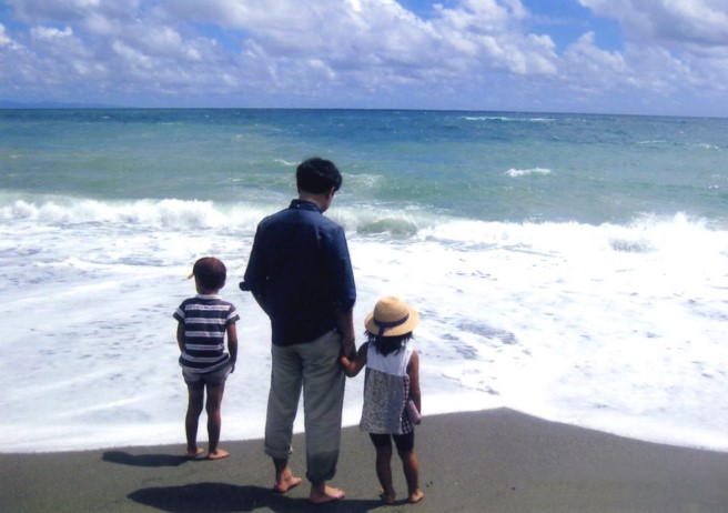 RBC南日本放送のアナウンサー、江刺伯洋アナと2人の子供（娘、息子）の写真