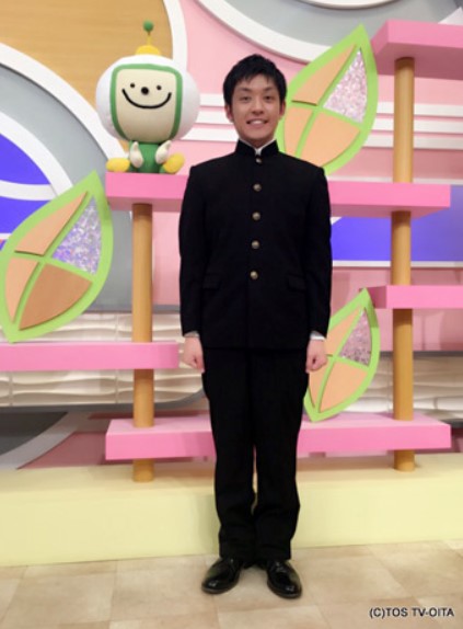 高校時代の制服を着るTOS大分テレビのアナウンサー、藤村晃輝アナ