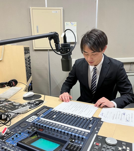初鳴き前に緊張するRAB青森放送のアナウンサー、板橋優磨アナ