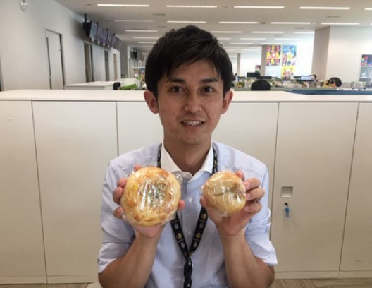 結婚相手の嫁の手作りパンを持つHTB北海道テレビ放送のアナウンサー、菊地友弘アナ