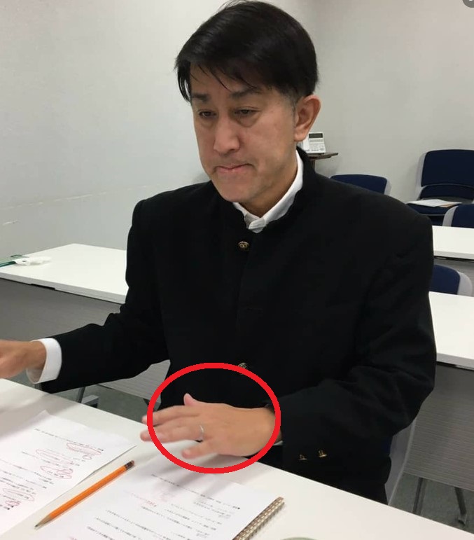 現在も左手薬指に結婚指輪をしているNKT日本海テレビのアナウンサー、福谷貞夫アナ