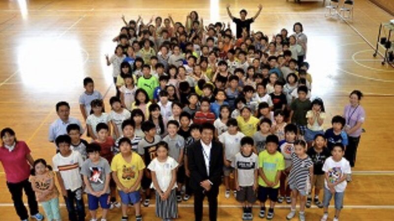 岩﨑心平アナウンサー：仙台市内の小学校で「仙台夢づくり教室」生徒たちと一緒に撮影