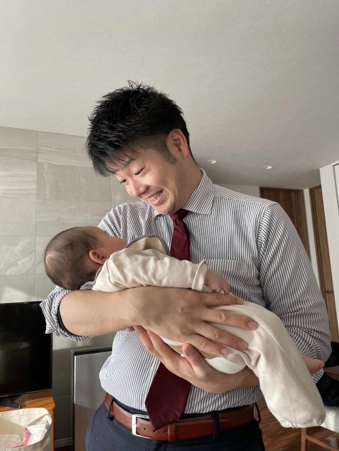 結婚相手の妻との間
に生まれた子供を抱くSAGATVサガテレビの男性アナウンサー、平川邦明（ひらかわくにあき）アナ。