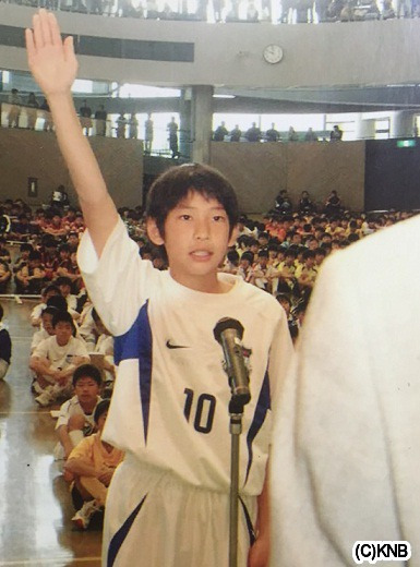小学校時代にサッカーの大会で選手宣誓を行う網谷辰海アナ